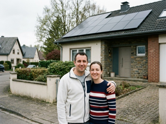 Marc et Anne devant leur maison équipée de panneaux solaires